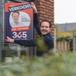 Emiel met een verkocht bord