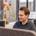 Emiel achter de computer