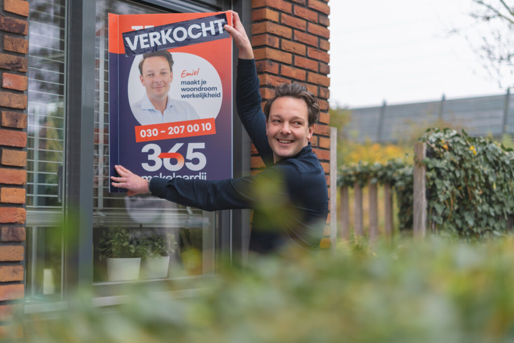 Emiel met een verkocht bord
