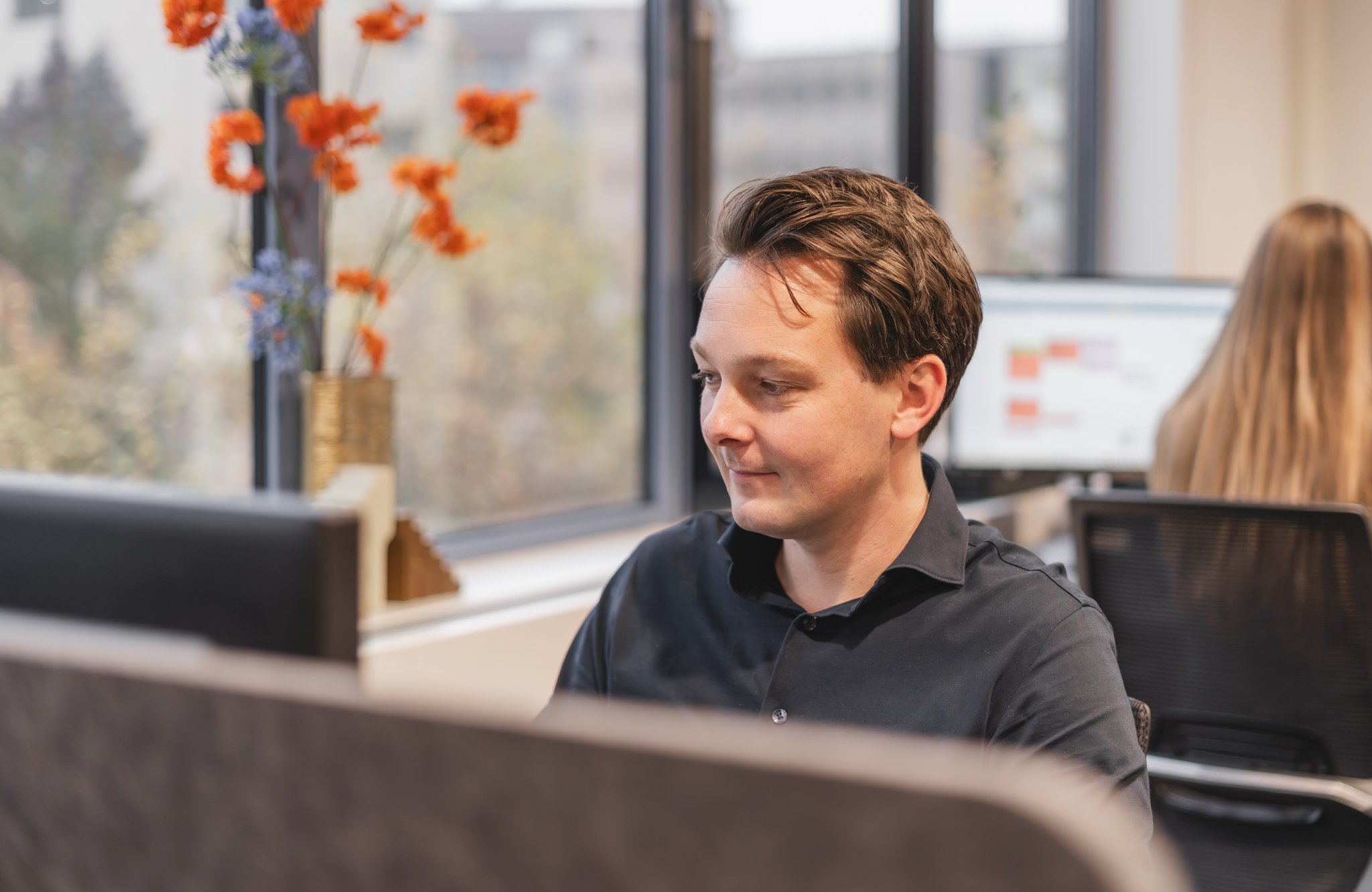 Emiel achter de computer